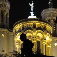 Quel est donc ce personnage devant la basilique de Fourvière ?