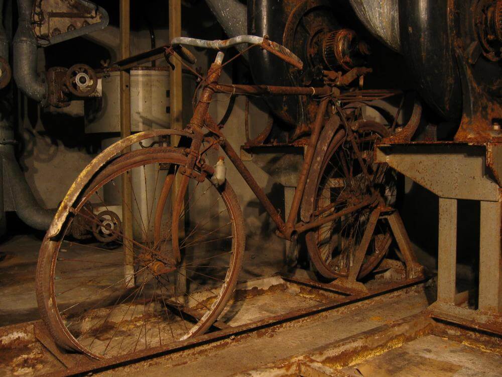 Une vieille bicyclette toute rouillée
